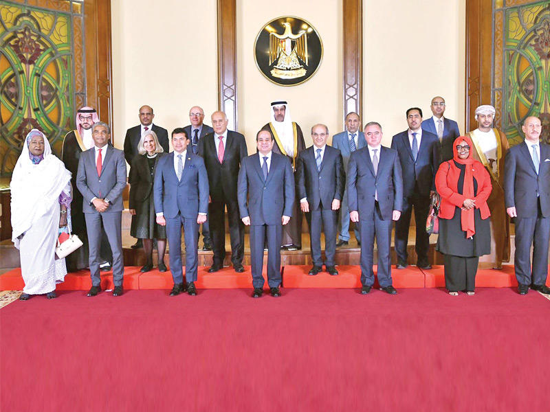 صورة جماعية للرئيس المصري عبدالفتاح السيسي مع وزراء ومسؤولي الشباب والرياضة العرب