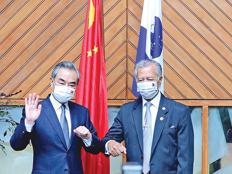 الأمين العام لمنتدى جزر الهادئ هنري بونا ووزير خارجية الصين في فيجي (أ ف ب)