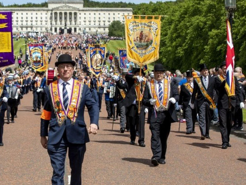 احتفال الآلاف من الوحدويين الموالين لبريطانيا