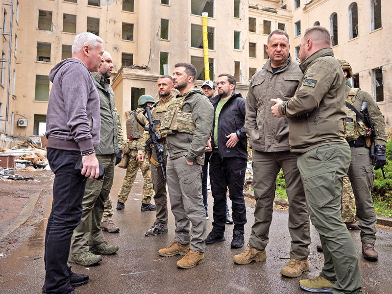 زيلينيسكي في خاركييف (رويترز)