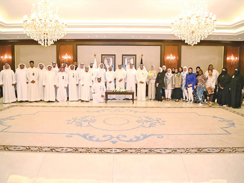 محافظ حولي علي الأصفر متوسطاً فريق النظافة وإشغالات الطرق بفرع بلدية حولي