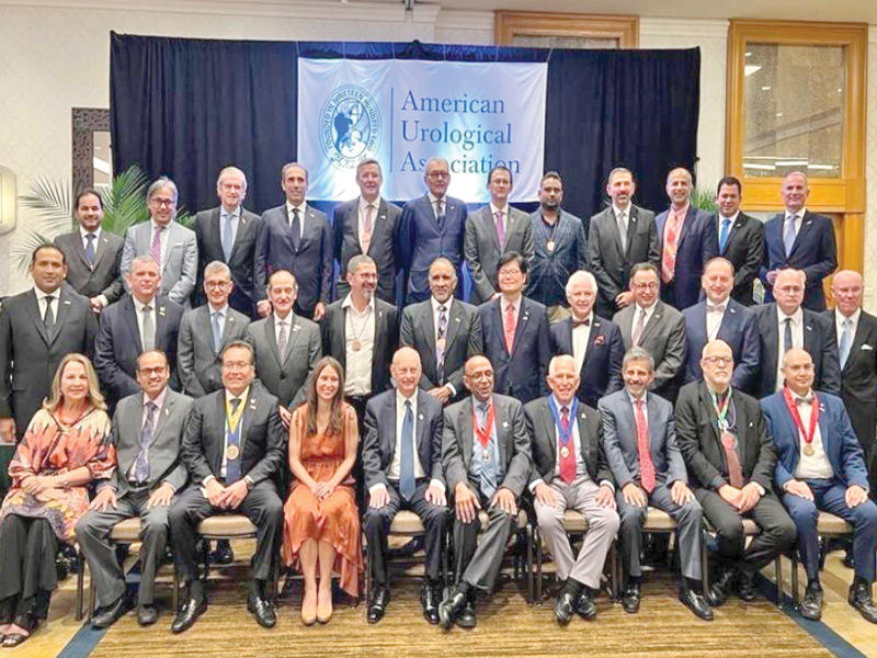 العنزي متوسطا المشاركين في المؤتمر