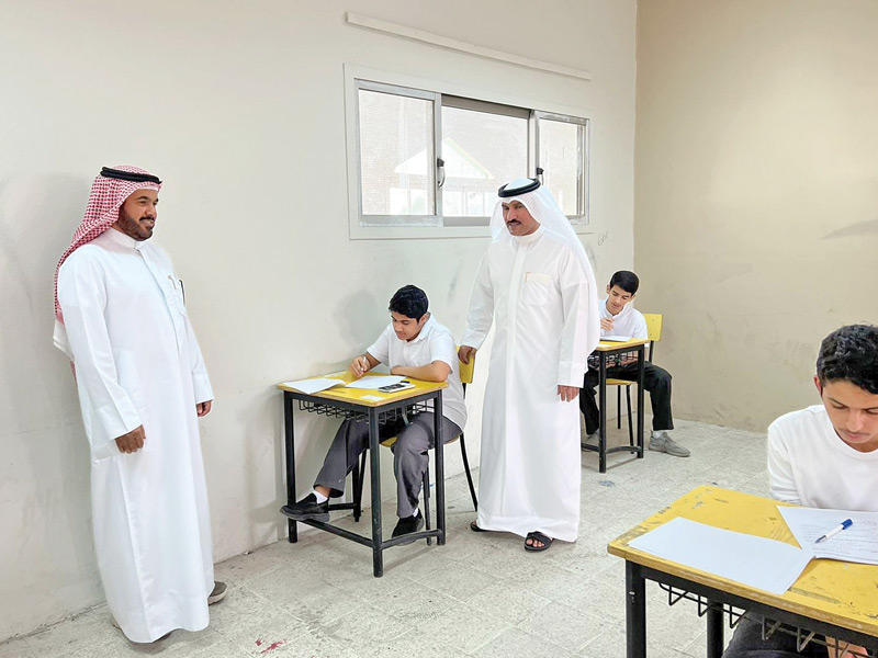 المدير العام لمنطقة مبارك الكبير التعليمية محمد العجمي خلال تفقده إحدى لجان الاختبارات