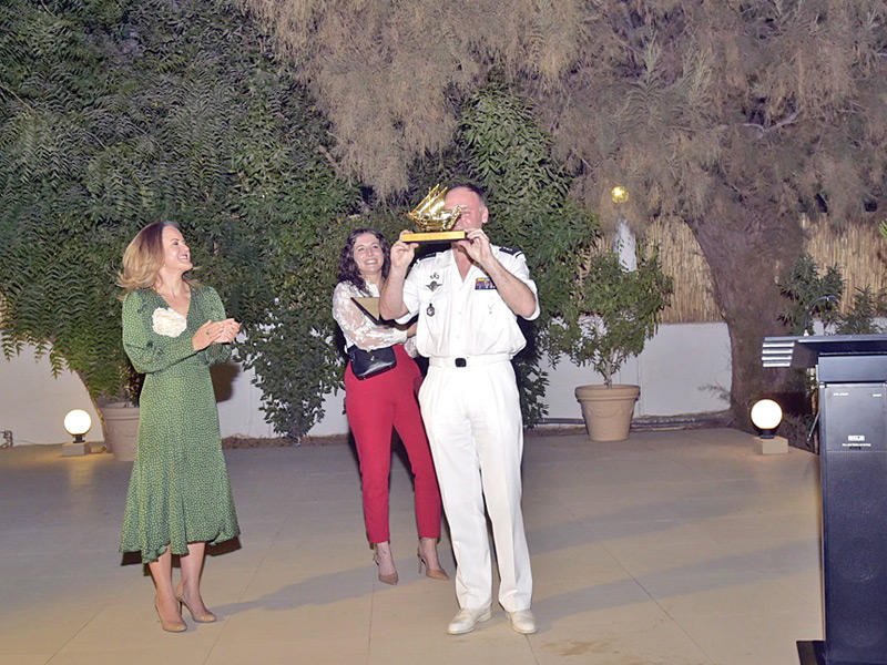 السفيرة الفرنسية خلال حفل استقبال طاقم الفرقاطة