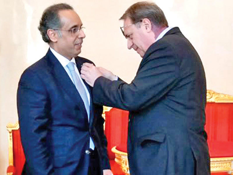 السفير عبدالعزيز العدواني يتسلم «وسام التعاون»