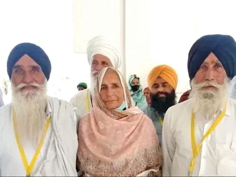 الباكستانية ممتاز بيبي مع شقيقيها