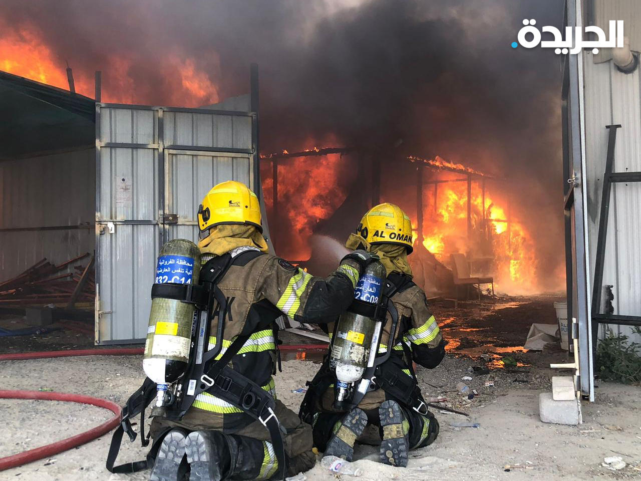 عناصر «الإطفاء» خلال مكافحة الحريق
