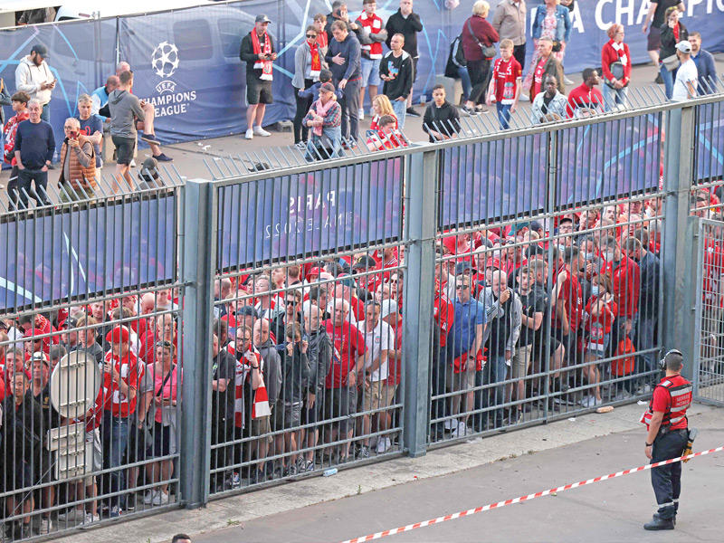 جماهير ليفربول التي احتشدت خارج استاد دو فرانس قبل بداية مباراة نهائي دوري الأبطال