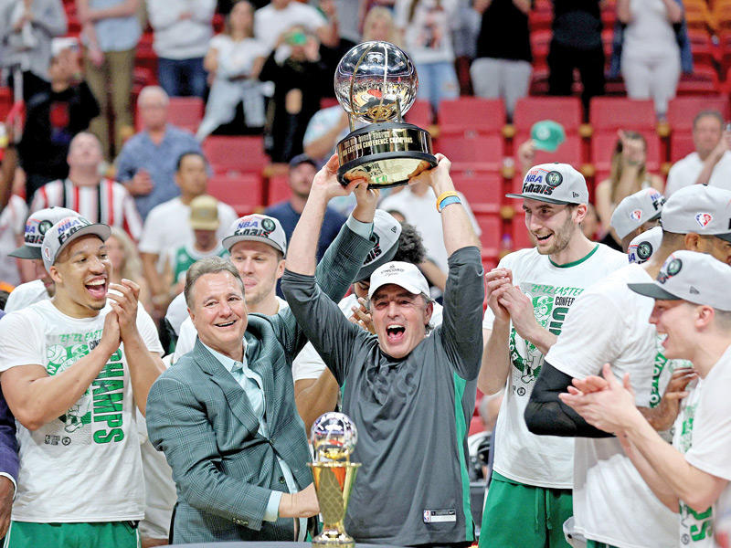 باليوكا مالك نادي بوسطن يحتفل بالتأهل