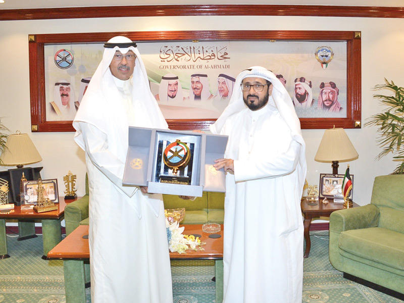 محافظ الأحمدي الشيخ فواز الخالد مستقبلاً مدير إدارة مساجد الأحمدي د. منيف الهاجري