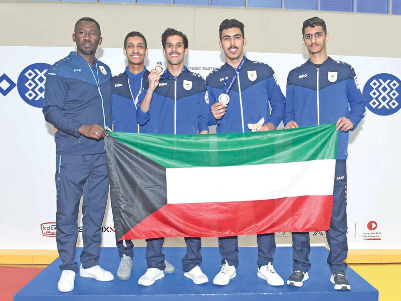 أبطال المبارزة على منصة التتويج