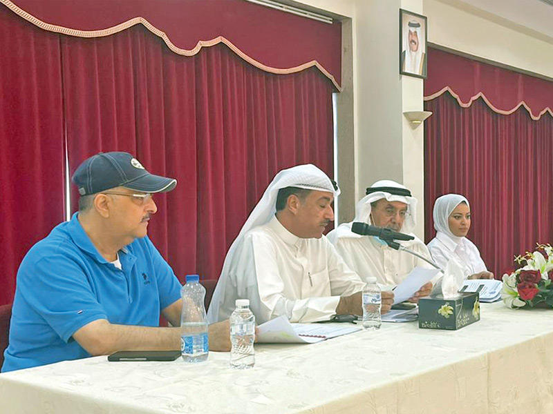 اللواء فهد الفهد رئيس النادي و أمين السر العام خالد الفودري في نقاش «العمومية»