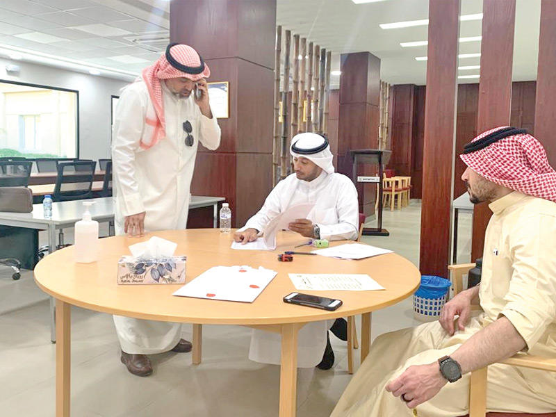 جانب من تدقيق لجنة الاقتراع قبل التصويت 