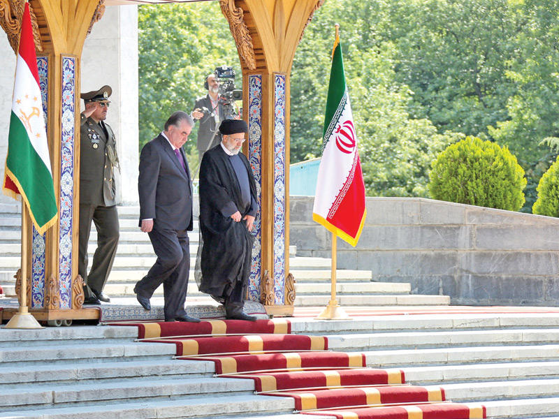 رئيسي مستقبلاً نظيره الطاجيكي في طهران أمس (أ ف ب)
