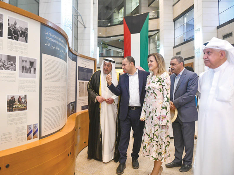 السفيرة الفرنسية أثناء جولتها في المعرض