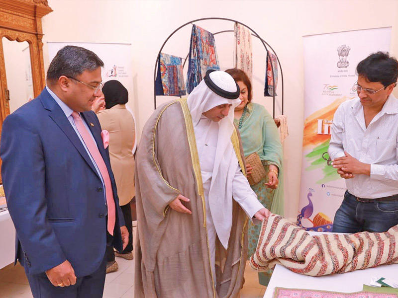 الدويش والسفير الهندي أثناء جولتهما في المعرض