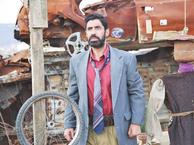 من فيلم «غيوم داكنة»