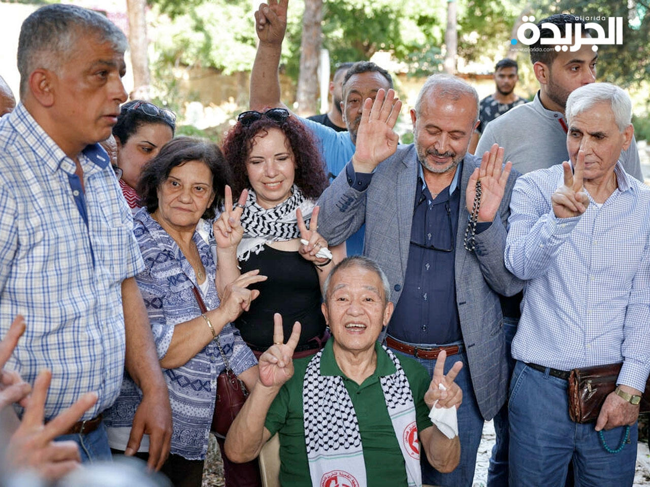 كوزو أوكاموتو (وسط)، يشير بعلامة النصر في حفل نظمه فلسطينيون في بيروت