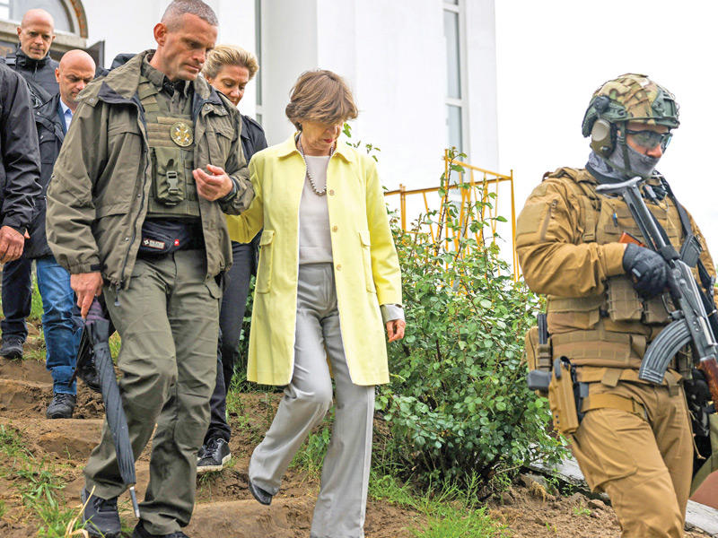 كولونا خلال زيارتها بوتشا (أ ف ب)