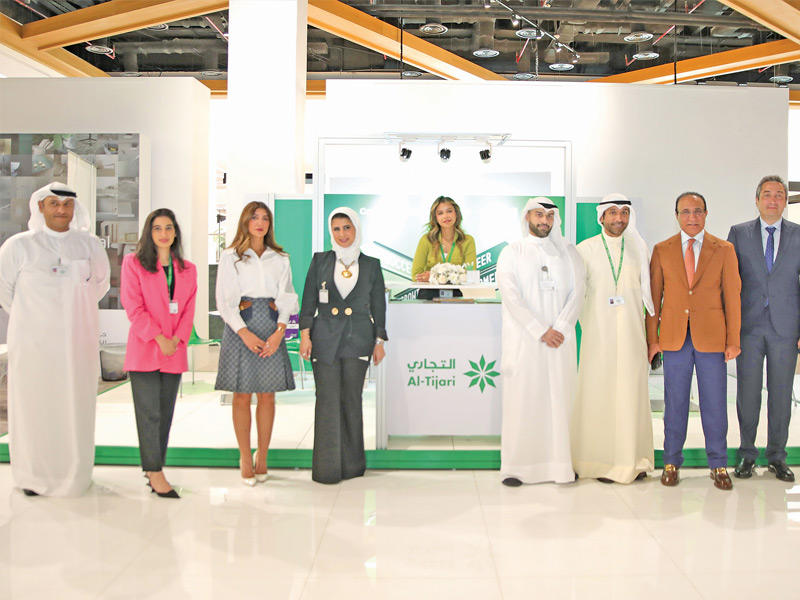 رئيس مجلس أمناء جامعة الشرق الأوسط الأميركية فهد العثمان مع بعض المشاركين في معرض التوظيف الثامن