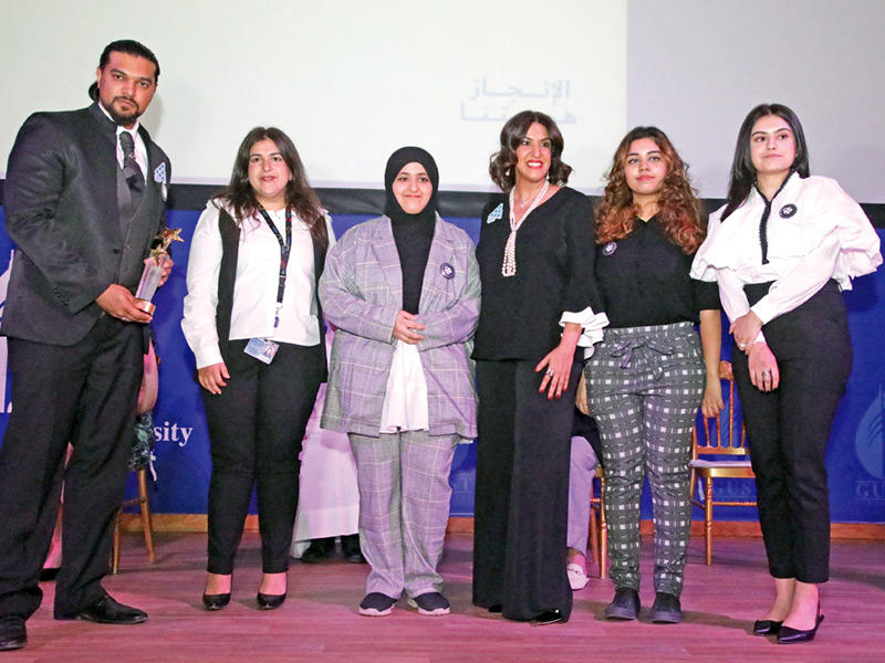 «زين» تُكرِّم إحدى الفرق الفائزة 