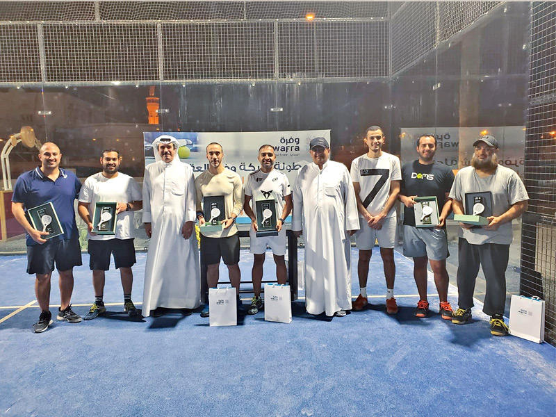  نائب الرئيس التنفيذي للخدمات المساندة في شركة وفرة العقارية محمد الحميضي يتوج الفرق الفائزه بحضور اللجنه المنظمة