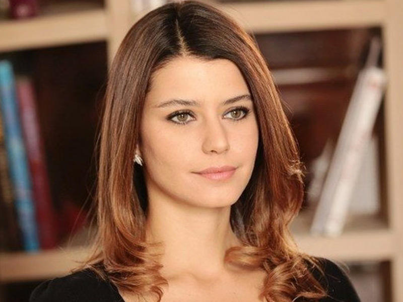 النجمة التركية ​بيرين سات​ 