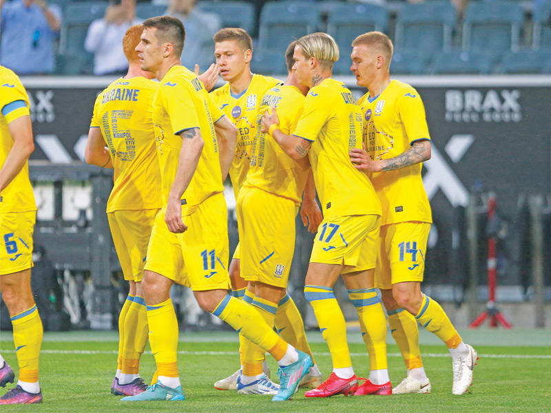 لاعبو المنتخب الأوكراني خلال مباراة سابقة