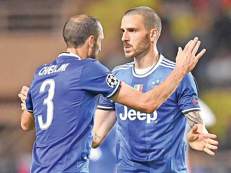 بونوتشي وقائد المنتخب جورجو كييليني نجما إيطاليا