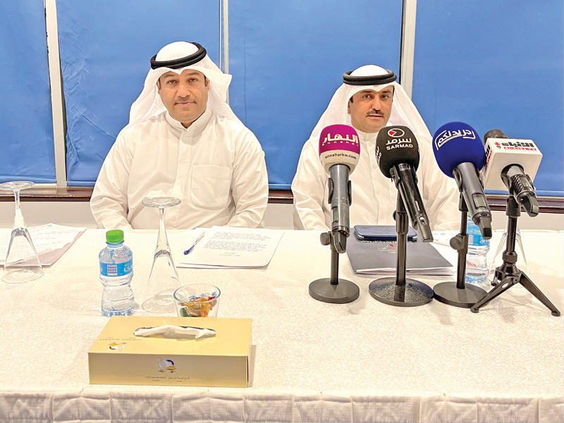 المتخصص في شؤون العمالة المنزلية وصاحب إحدى شركات الاستقدام بسام الشمري وصاحب إحدى شركات الاستقدام نايف لمّاس خلال المؤتمر الصحافي