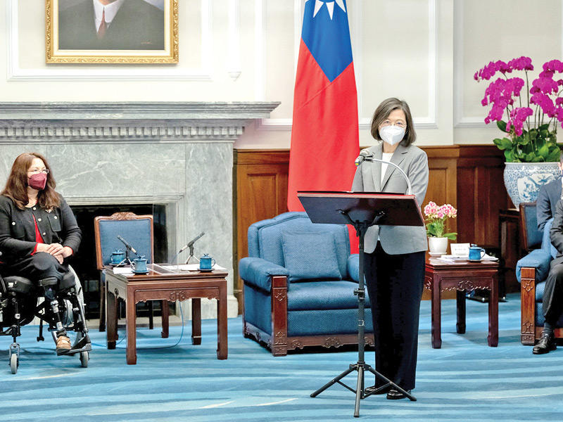 رئيسة تايوان مرحبة بداكوورث في المكتب الرئاسي في تايبيه (رويترز)