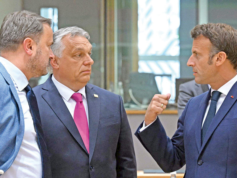 الرئيس الفرنسي إيمانويل ماكرون مع رئيسي وزراء لوكسبورغ والمجر