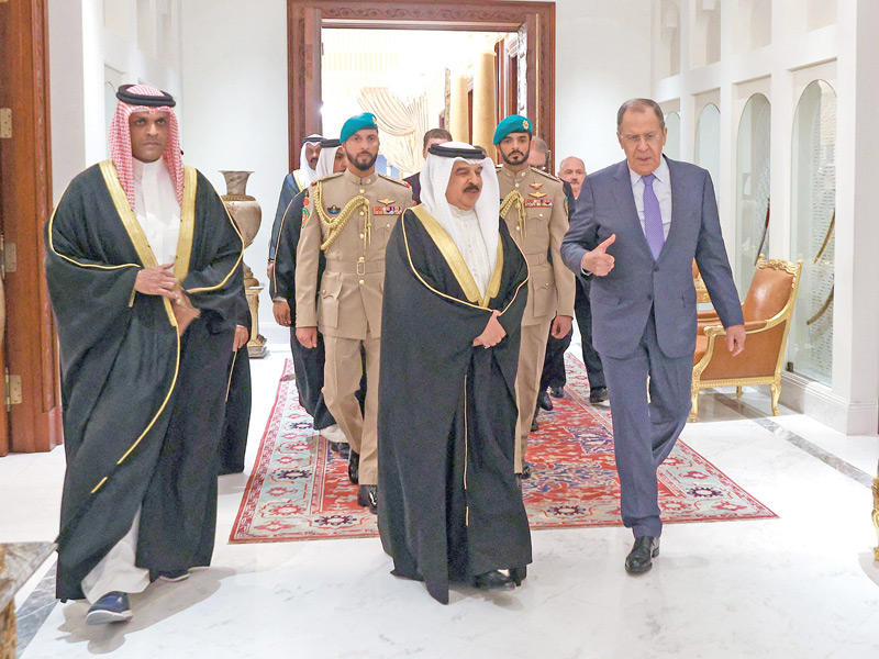 ملك البحرين مستقبلاً لافروف في المنامة (أ ف ب)