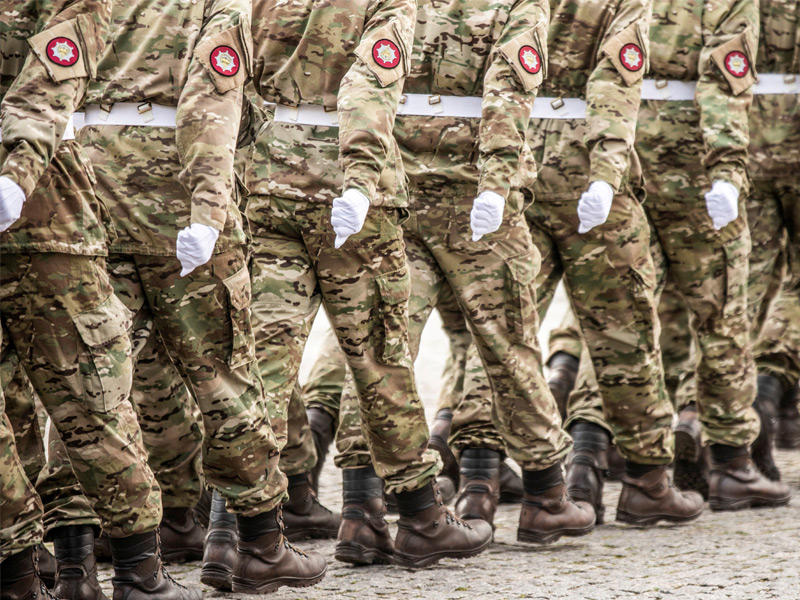 جنود دنماركيون يسيرون خلال الاحتفال بالذكرى السنوية الخامسة والسبعين للأمم المتحدة ومراسم وضع إكليل من الزهور 