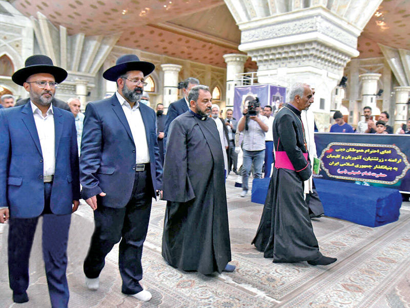 قساوسة وأحبار يهود بمرقد المرشد الإيراني المؤسس روح الله الخميني مع قرب الذكرى الـ 33 لرحيله في طهران أمس الأول (إرنا)