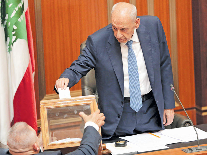 نبيه بري خلال التصويت في جلسة مجلس النواب أمس (رويترز)