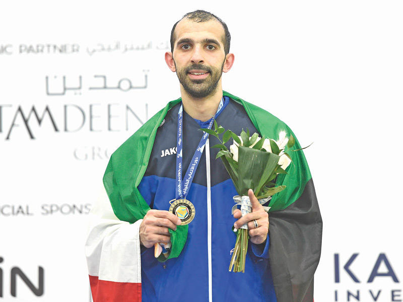 لاعب المبارزة عبدالعزيز الشطي متوجاً بذهب المبارزة