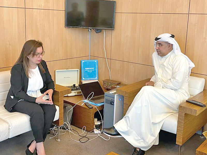 رئيسة بعثة برنامج الأمم المتحدة للمستوطنات البشرية (موئل) في الكويت والخليج العربي د. أميرة الحسن ومساعد وزير الخارجية الكويتي لشؤون المنظمات الدولية المستشار عبدالعزيز الجارالله  خلال اللقاء