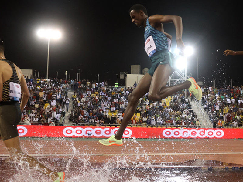 لاميشا جيرما في منافسات سباق 3000 متر حواجز رجال ضمن مسابقات الدوري الماسي لألعاب القوى في العاصمة القطرية الدوحة