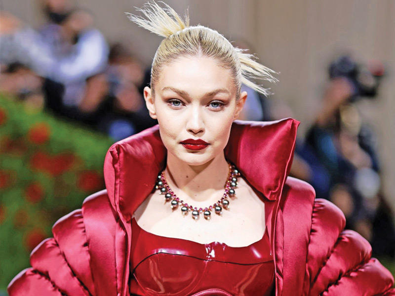 عارضة الأزياء جيجي حديد