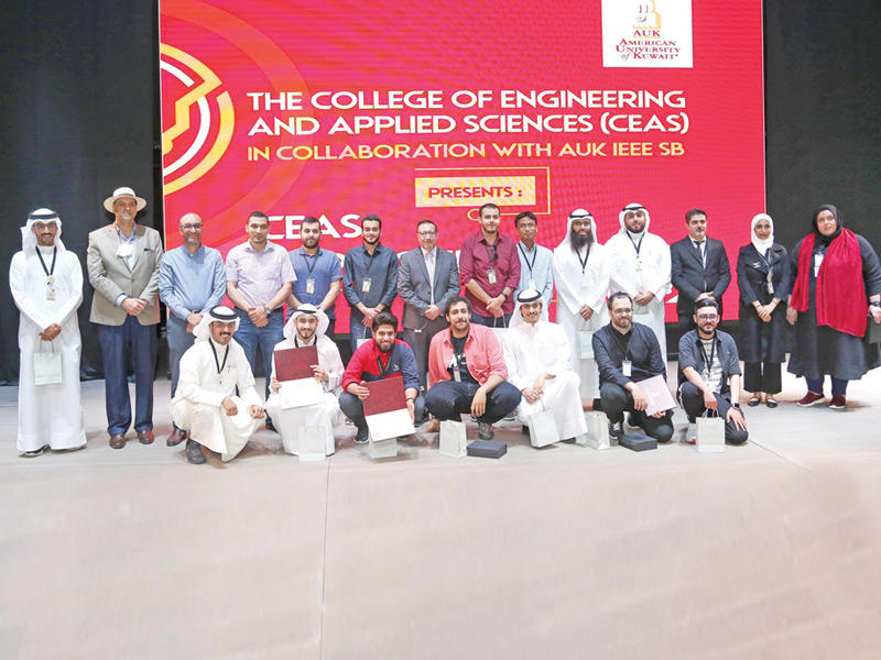 مشاركون في معرض مشاريع التخرج