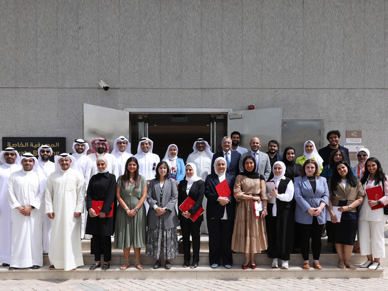 مسؤولو بنك بوبيان يتوسطون موظفي مؤسسة الكويت للتقدم العلمي 