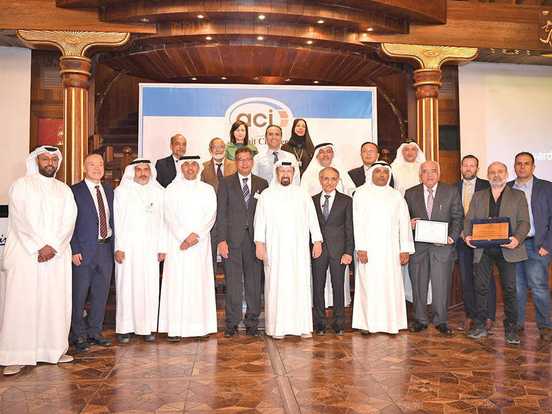 الوزير الموسى يتوسط الفائزين بالجائزة 