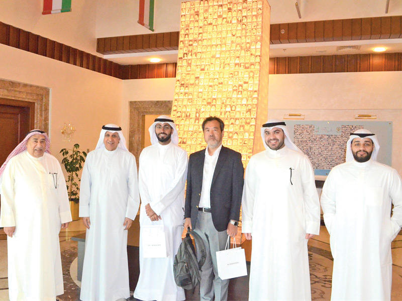 المدير العام لمكتب الشهيد صلاح العوفان مستقبلاً الصحافي الياباني تاكا ياما كيودو