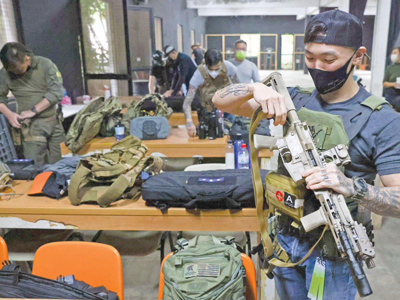 تدريبات على استخدام السلاح في تايوان (رويترز)