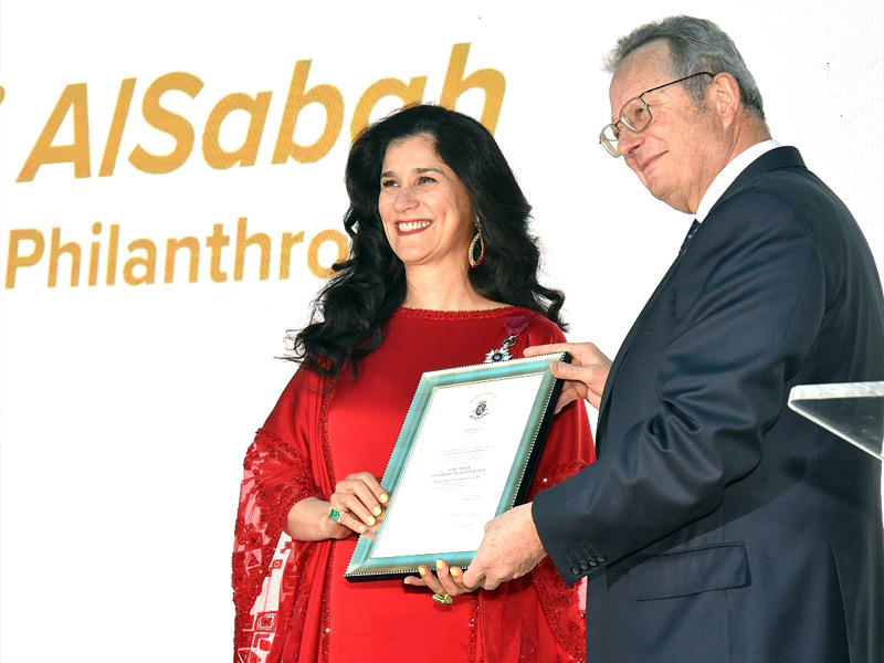 السفير البلجيكي ترنتسو أثناء تكريم رائدة العمل الإنساني الشيخة انتصار سالم العلي 