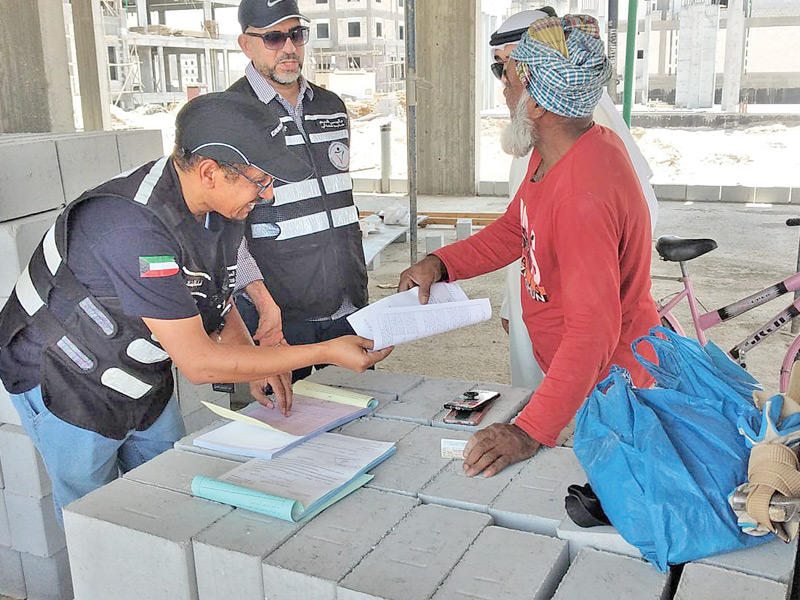 جانب من تحرير المخالفات لبعض العمالة