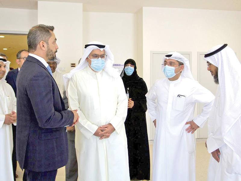 وزير الصحة د. خالد السعيد يستمع لشرح عن وحدة الأورام من رئيسها د. فيصل التركيت