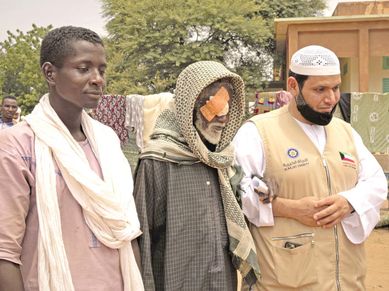 أحد أعضاء جمعية النجاة الخيرية مرافقا احد المرضى لإجراء العملية ضمن مشروع «7 سنابل»