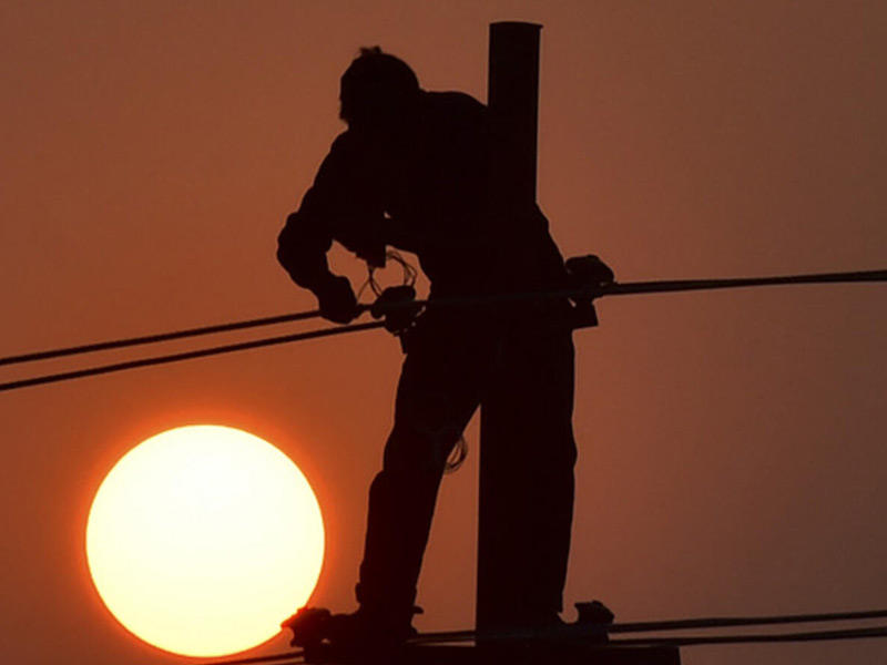 قطع الكهرباء ليتواصل مع حبيبته